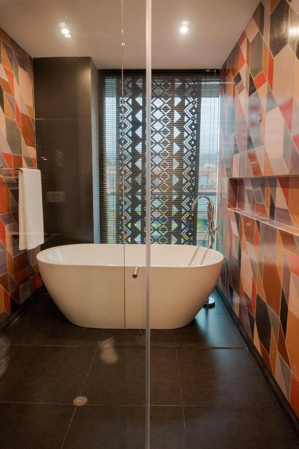 Hotel V1501 Pasto Eksteriør billede A freestanding bathtub