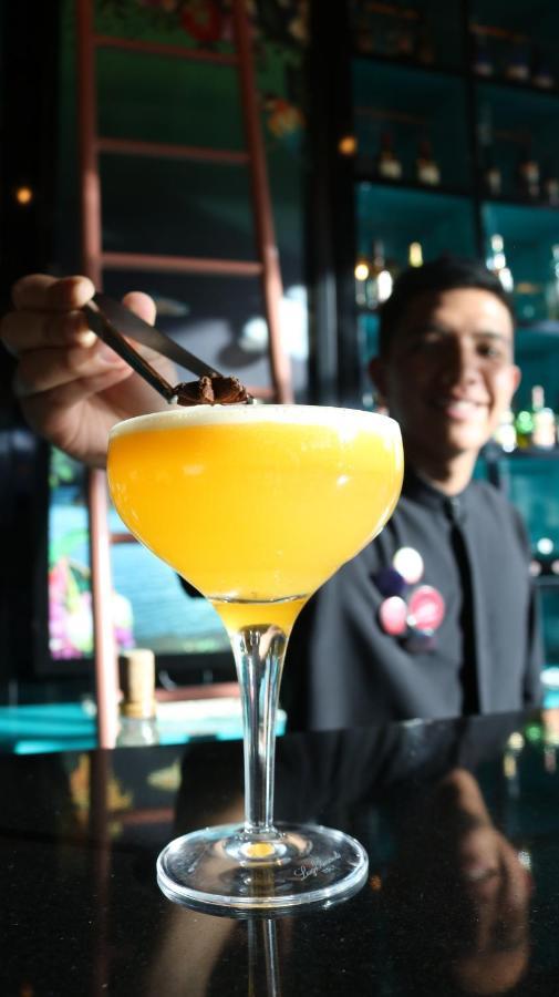 Hotel V1501 Pasto Eksteriør billede A bartender adding a garnish to a cocktail
