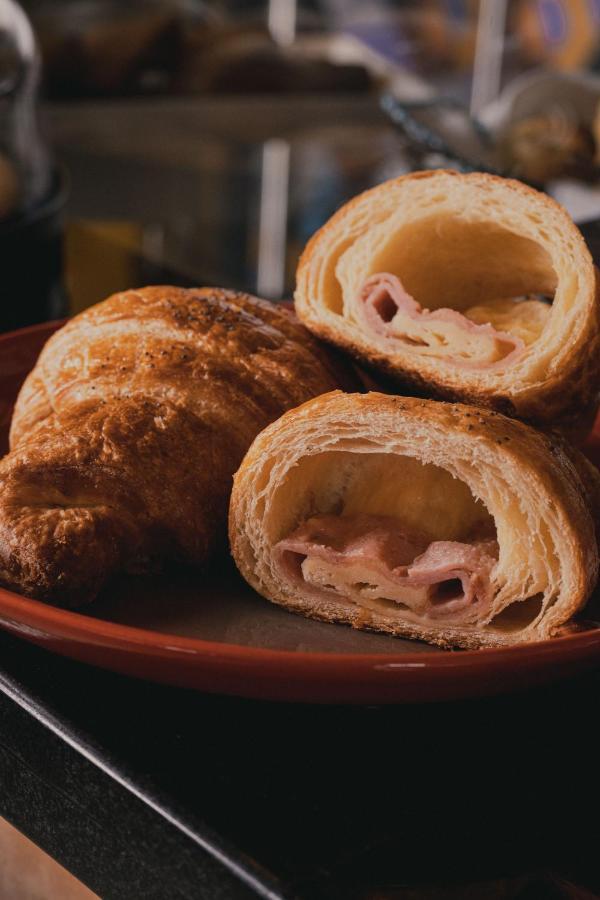 Hotel V1501 Pasto Eksteriør billede A ham and cheese croissant